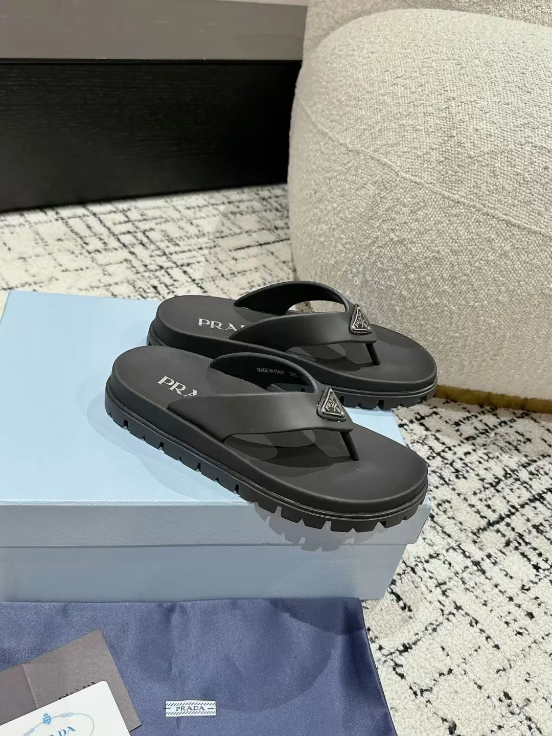 👟👟Ex-factory price 420👟👟 Men's size +10 Couple model Prada 24/ Hot summer hot thick-soled herringbone flip-flops Prada's herringbone flip-flops are a must-have and versatile style for the travel season! ✔️Code number: 39-45 for men, 35-40 for women (customized 40 for women, 45 for men)